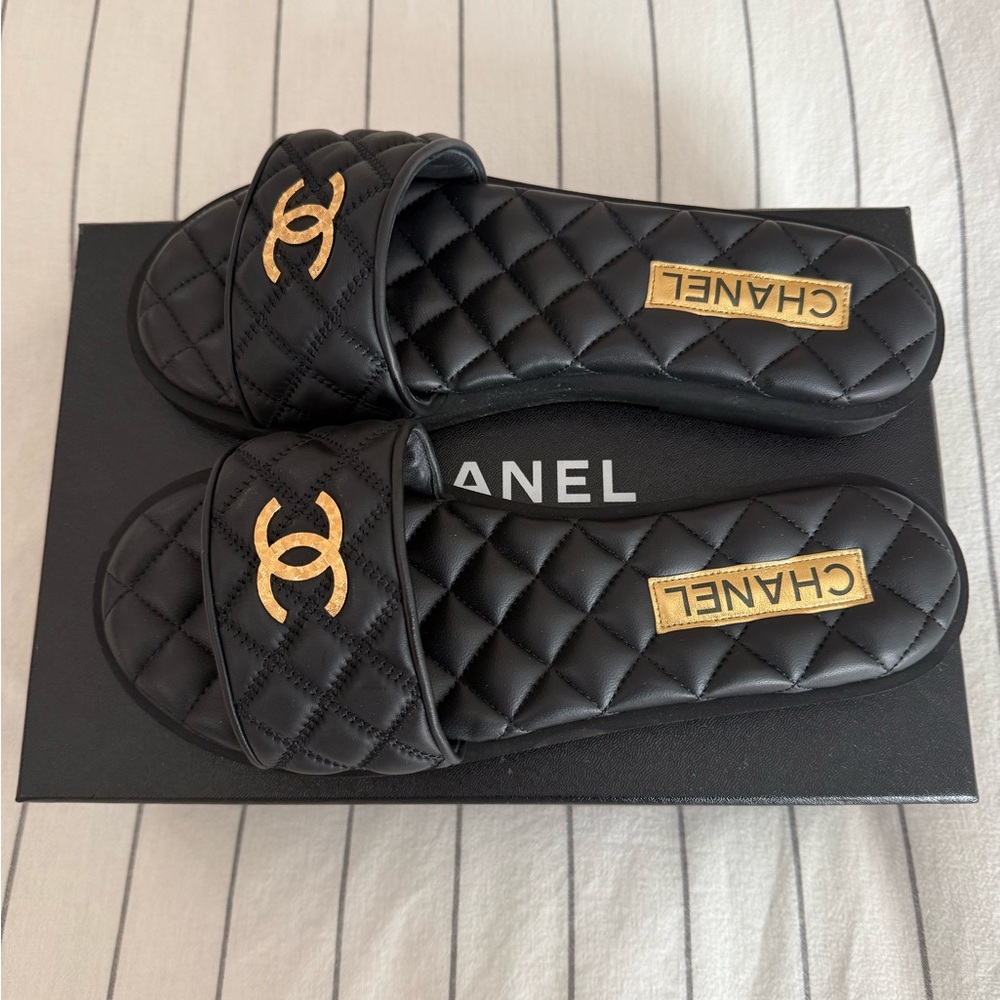 CHANEL Black Quilted Leather Slide Sandals with Gold hammered CC SZ 40 full set - Picture 4 of 9
